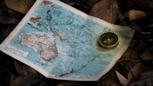 Una carta geografica antica dell'Oceania con una bussola appoggiata sopra