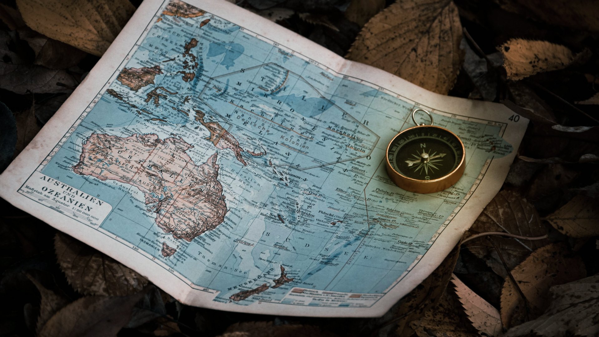 Una carta geografica antica dell'Oceania con una bussola appoggiata sopra